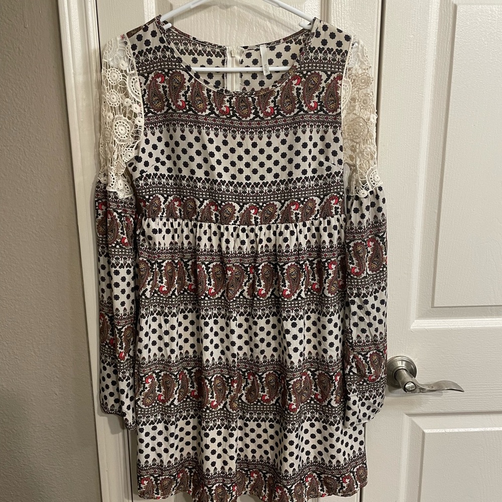 NEW NEVER BEEN WORN w/o tag. Very cute long sleeve flown spring/fall dress. Boho